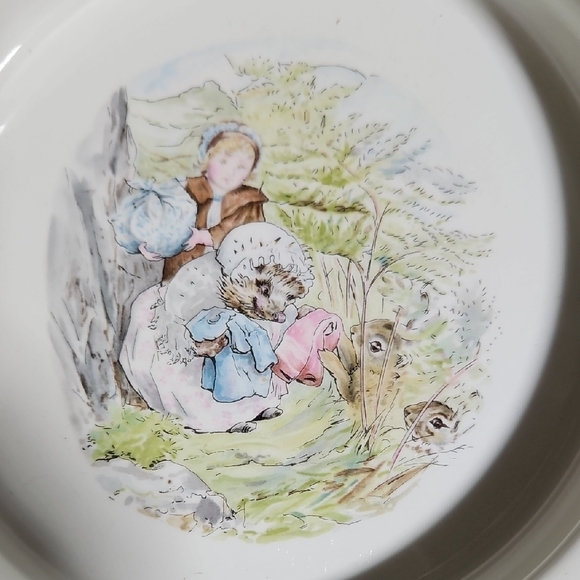 Wedgwood's Beatrix Potter - Mrs Tiggy-Winkle Porcelain Porringer Rimmed Bowl - Picture 4 of 10